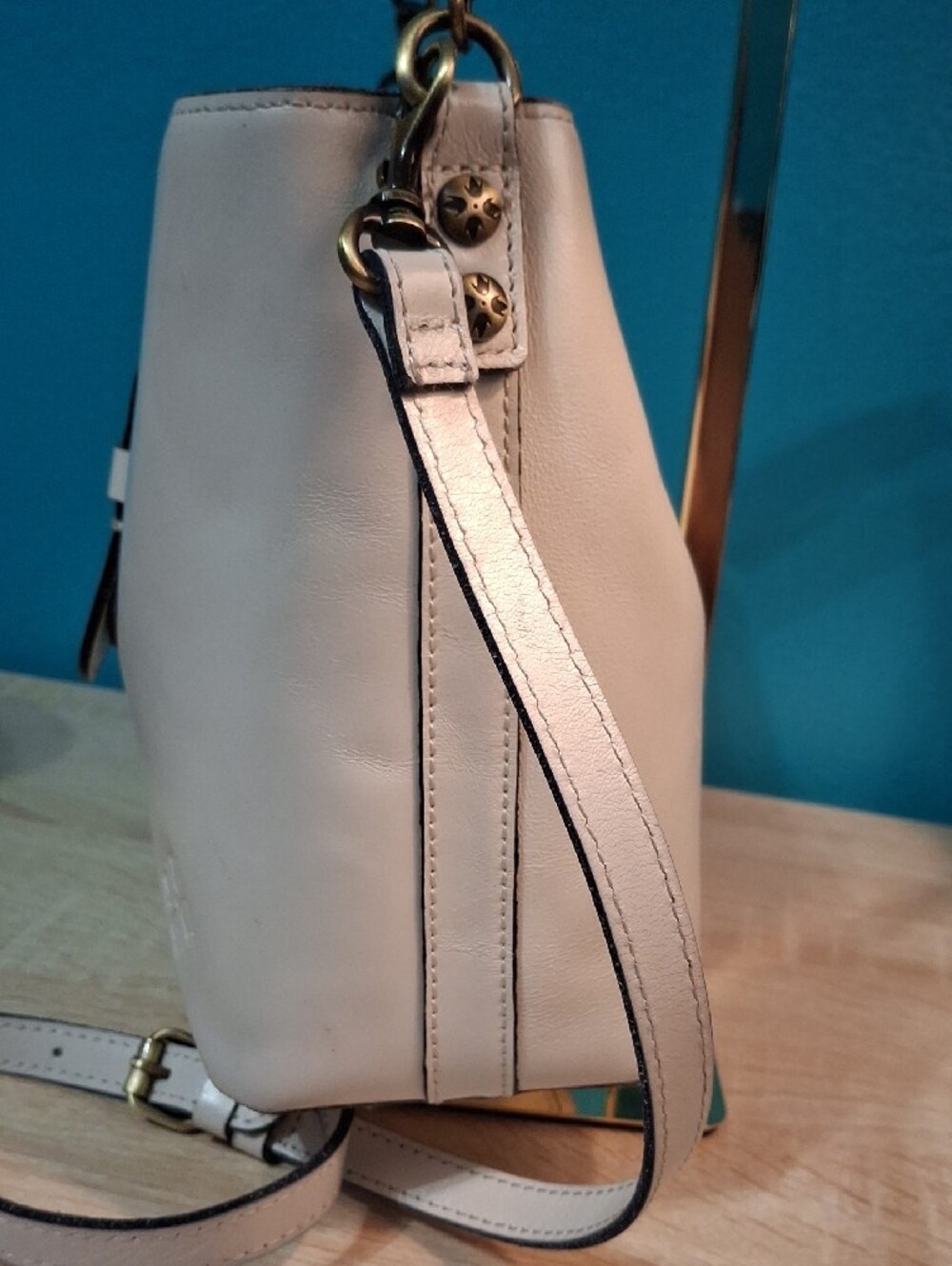 Patricia Nash Irving Bucket Cream Leather Buckle Shoulder/Crossbody Bag - Picture 3 of 15